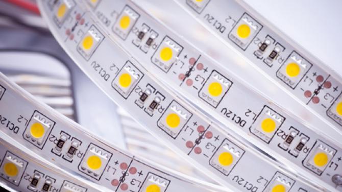 LED கீற்றுகள் மற்றும் இணைப்பிகளை நிறுவுவது பற்றிய வீடியோ
